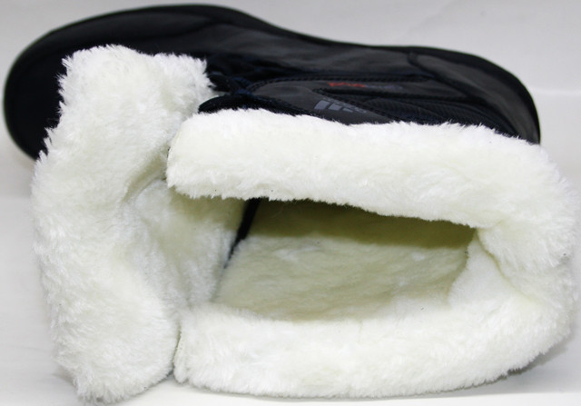 Подкладка и стелька из искусственного меха. Ботинки адидас плотно удерживают стопу благодаря "высокой" шнуровке.